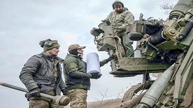 جنود أوكرانيون يستعدون لإطلاق قذائف في خط المواجهة مع القوات الروسية بمنطقة خيرسون